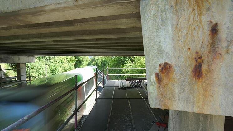 Der Beton der Überführung in der Berliner Straße zeigt Spuren von Korrosionsschäden. Foto: Arkadius Guzy