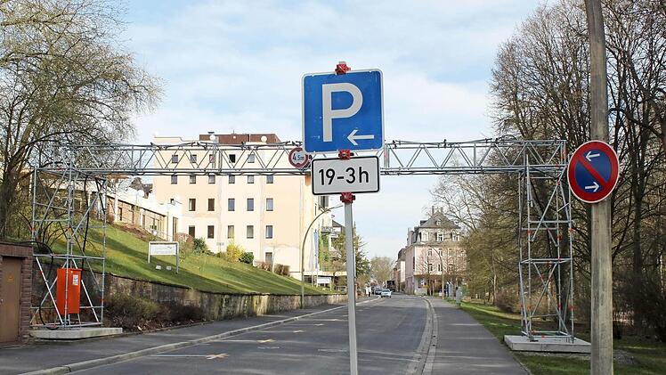 Während auf der im Bild linken Seite der Bismarckstraße 25 Parkplätze mit absolutem Halteverbot belegt sind, darf nun rechts von 19 bis 3 Uhr geparkt werden, also während des Spielbank-Betriebs.