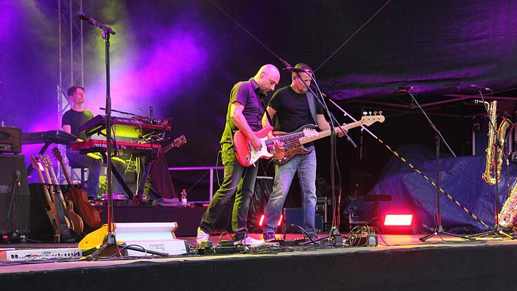 Paul Kunkel (Keyboards), Oliver Hartmann (Gitarre) und Martin Hofmann (Bass) in Aktion.Foto: Ralf Kestel