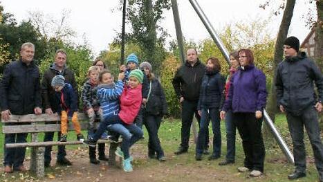 Riesigen Spaß macht den Kindern in Pommersfelden die neue Seilbahn auf dem Spielplatz an der Seeleite.  Foto: Evi Seeger