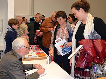 Erhard Eppler signiert sein Buch im neuen Markushaus. Foto: Andrea Spörlein