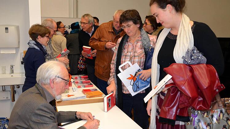 Erhard Eppler signiert sein Buch im neuen Markushaus. Foto: Andrea Spörlein