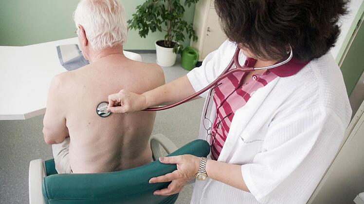 Wie weit muss ein Patient am Wochenende fahren, wenn er den ärztlichen Bereitschaftsdienst benötigt? Ein Stadtsteinacher hat nun wegen Infusionen den Weg nach Bayreuth antreten müssen. Symbolfoto: Benjamin Ulmer/dpa