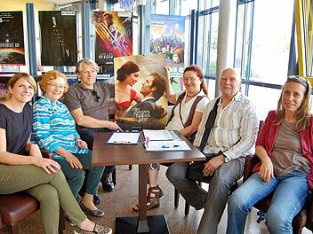 Eine gute Idee finden den Bad Kissinger Filmclub die Kinofreunde (von links) Laura Gergely, Gerti Göpfert, Rudolf Dotzauer, Initiatorin Hildegard Schöllhorn, Olaf Treder und Inge Dotzauer. Foto: Sigismund von Dobschütz