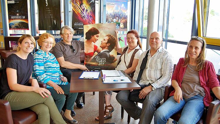 Eine gute Idee finden den Bad Kissinger Filmclub die Kinofreunde (von links) Laura Gergely, Gerti Göpfert, Rudolf Dotzauer, Initiatorin Hildegard Schöllhorn, Olaf Treder und Inge Dotzauer. Foto: Sigismund von Dobschütz