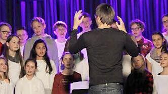 Die Chorklassen 6a/6b gaben unter der Leitung des Musiklehrers Sebastian Franz schon einen Vorgeschmack auf das Musical "Wimba und das Geheimnis im Urwald". Fotos: Günther Geiling