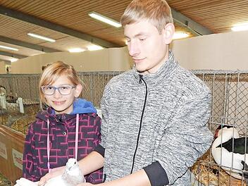Kreisjugendmeister Joachim H&ouml;hl mit seiner Schwester Annette-Jutta, die ebenfalls Jungz&uuml;chterin ist. Foto: Horst Wunner