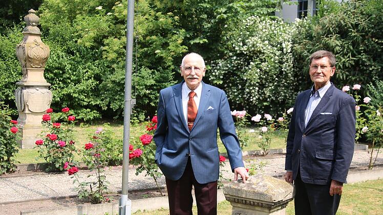 Wechsel an der Spitze der Coburger Freimaurerloge "Zur Fränkischen Krone": Zukünftig wird Rüdiger Hamisch (links) als "Meister vom Stuhl" darauf achten, dass die Brüder mit Hilfe der Rituale und Symbole der alten Steinmetz-Zünfte Menschenliebe, Toleranz und Brüderlichkeit praktizieren. Ganz im Sinne des ersten Coburger Logenmeisters Johann Friedrich Eusebius Lotz (1771-1838), dessen Grabstein im Logengarten im Zinkenwehr steht. In den letzten fünf Jahren hatte Gerhard Blümig (rechts) die Posi...