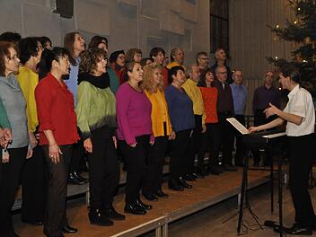 Modern und spitzig: "Chor InTakt" unter der Leitung von Andrea Metzler. Fotos: Peter Klopf