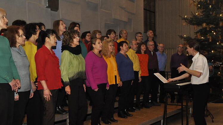 Modern und spitzig: "Chor InTakt" unter der Leitung von Andrea Metzler. Fotos: Peter Klopf