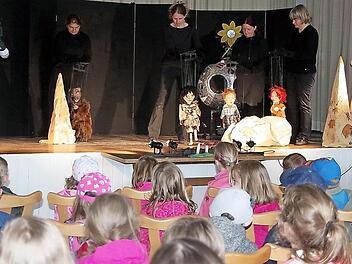 Die Jungen und Mädchen der Grundschule Wilhelmsthal und der beiden Kindergärten hatten viel Spaß beim spannenden Marionettentheater "Benni, Bine und die Zeitmaschine". Foto: Heike Schülein