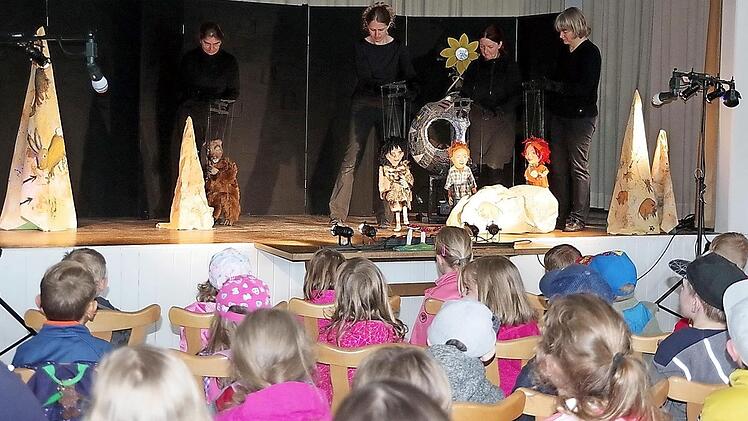 Die Jungen und Mädchen der Grundschule Wilhelmsthal und der beiden Kindergärten hatten viel Spaß beim spannenden Marionettentheater "Benni, Bine und die Zeitmaschine". Foto: Heike Schülein