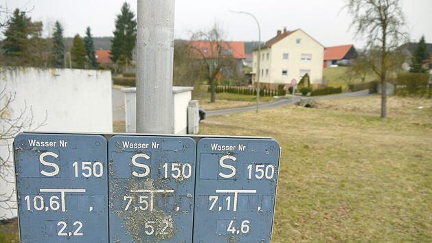 Die freie Fläche neben der Lahmer Wanderhalle bietet sich für einen Wasserspielplatz an - das meinen die Lahmer. Das Amt für ländliche Entwicklung sieht die Sache ein bisschen anders. - Foto: Berthold Köhler