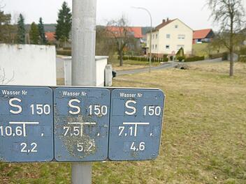 Die freie Fläche neben der Lahmer Wanderhalle bietet sich für einen Wasserspielplatz an - das meinen die Lahmer. Das Amt für ländliche Entwicklung sieht die Sache ein bisschen anders. - Foto: Berthold Köhler