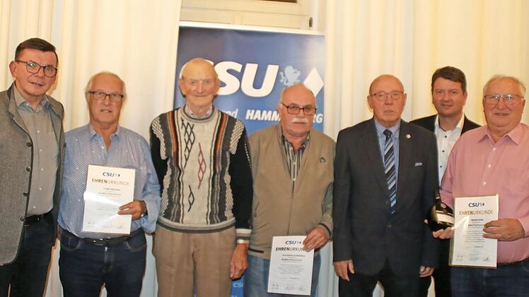 Für 30 und 40 Jahre Mitgliedschaft im CSU-Ortsverband wurden geehrt: (ab 2. von links) Elmar Metzung, Josef Vogt, Wolfgang Eilingsfeld, Josef Krapf und Reiner Reuß (rechts). Dazu gratulierten Armin Warmuth (links) und Sandro Kirchner (2.v.r).