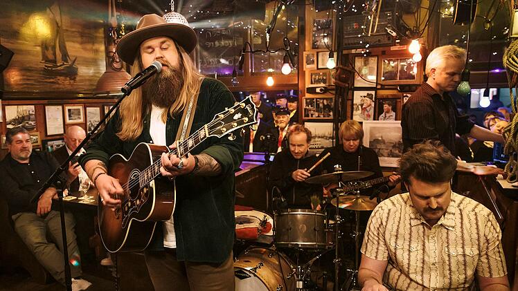 Der schwedische Singer-Songwriter Chris Kläfford gewann 2017 die Sendung "Swedish Idol". Bei "Inas Nacht" stellt er seinen neuen Song vor.