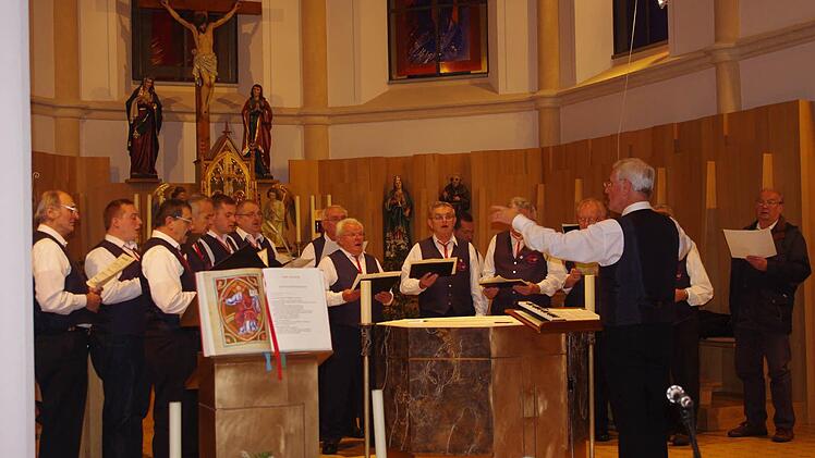 Der Männerchor Wilhelmsthal ließ "Wir sind auf dem Weg" und "Heidschi Bumbeitschi" erklingen.