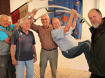 TSV-Ehrenvorsitzender Peter Will (rechts) schaute, was die Ausstellungsbauer Karli Zeischka (links), Walter Andres (2. von links) und Horst Kreutz (Mitte) mit Karl Beudert (2. von rechts) auf die Beine gestellt haben. Fotos: Heike Beudert