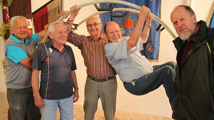TSV-Ehrenvorsitzender Peter Will (rechts) schaute, was die Ausstellungsbauer Karli Zeischka (links), Walter Andres (2. von links) und Horst Kreutz (Mitte) mit Karl Beudert (2. von rechts) auf die Beine gestellt haben. Fotos: Heike Beudert
