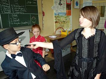 Spaß muss sein: Die Assistentin des Messerwerfers, Chiara, bedroht den Ansager Manõah mit einer "scharfen" Klinge. alle Fotos: Susanne Deuerling