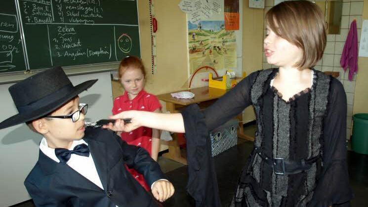 Spaß muss sein: Die Assistentin des Messerwerfers, Chiara, bedroht den Ansager Manõah mit einer "scharfen" Klinge. alle Fotos: Susanne Deuerling