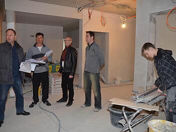 Haustechniker Markus Fröba und Geschäftsführer Thomas Scholz (hinten, v. r.) sind an der Baustelle des neuen Seniorenzentrums stets im Gespräch mit Ingenieuren und Handwerkern. Noch wird eifrig gebaut, im Frühjahr soll Einzug gehalten werden. Fotos: Karl-Heinz Hofmann