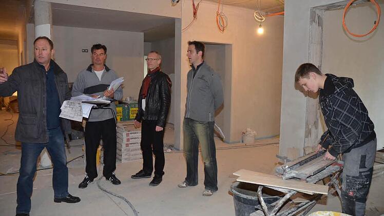 Haustechniker Markus Fröba und Geschäftsführer Thomas Scholz (hinten, v. r.) sind an der Baustelle des neuen Seniorenzentrums stets im Gespräch mit Ingenieuren und Handwerkern. Noch wird eifrig gebaut, im Frühjahr soll Einzug gehalten werden. Fotos: Karl-Heinz Hofmann