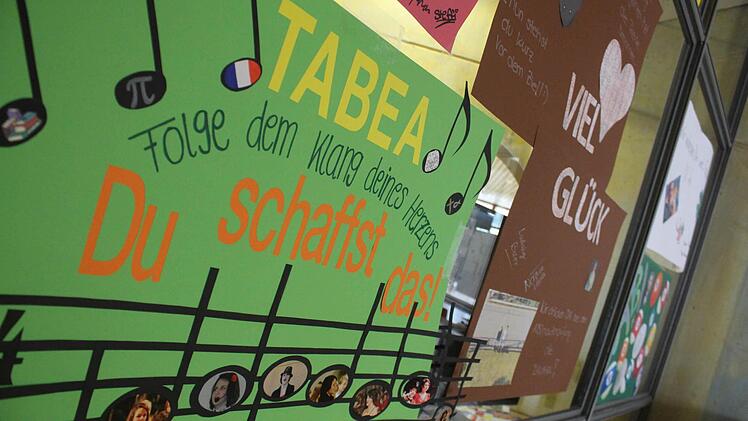 Viele Freunde und Eltern haben im Gymnasium Plakate als Glücksbringer aufgehängt.