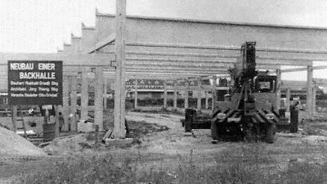 1971 begann der Neubau einer Backhalle am Laubanger.  Foto: Gramß