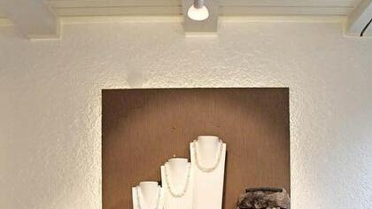 "Raum für Kunst" - unter diesem Motto stellen im vierteljährigen Turnus Kunsthandwerker ihre Arbeiten aus.  Fotos: Johanna Blum