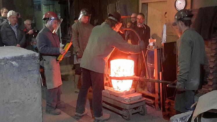 Die heiße Phase hat begonnen: Die sogenannte Glockenspeise verfügt über die nötige Temperatur und wird zum Gussofen befördert. Foto: Rolf Pralle