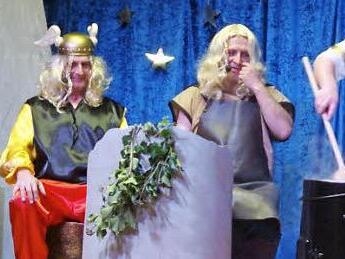 Die Gallier Obelix (Bernd Thierauf), Asterix (Frank Kremer) und Schrauberfix (Jürgen Kremer) warten auf den Zaubertrank, doch Maggifix (Rainer Lauterbach) rührt noch die Kräuter im Kessel. Foto: Klaus-Peter Wulf