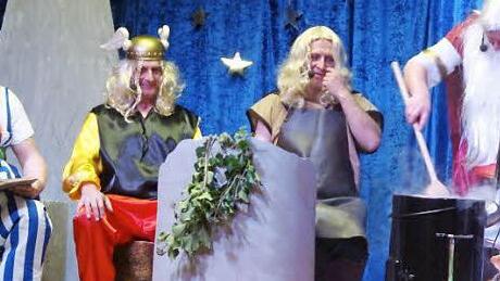 Die Gallier Obelix (Bernd Thierauf), Asterix (Frank Kremer) und Schrauberfix (Jürgen Kremer) warten auf den Zaubertrank, doch Maggifix (Rainer Lauterbach) rührt noch die Kräuter im Kessel. Foto: Klaus-Peter Wulf