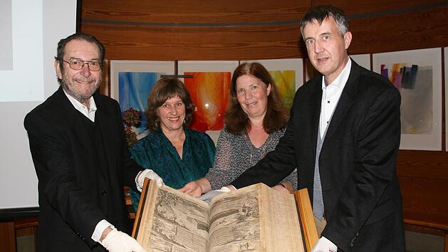 Hannsdieter Hirsch (der gemeinsam mit seiner Frau Ottilie die Bibel der Gemeinde geschenkt hat), Pfarrerin Ulrike Lorentz, Lektorin Martina Zunker und Bibliotheksleiter des landeskirchlichen Archivs der evangelisch-lutherischen Kirche in Bayern, Thilo Liebe (v. l.)Sylvia Hubele