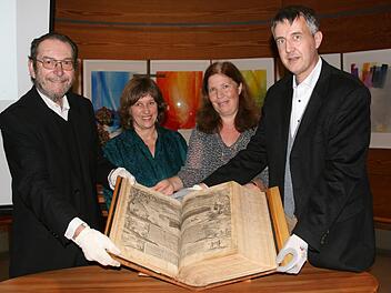 Hannsdieter Hirsch (der gemeinsam mit seiner Frau Ottilie die Bibel der Gemeinde geschenkt hat), Pfarrerin Ulrike Lorentz, Lektorin Martina Zunker und Bibliotheksleiter des landeskirchlichen Archivs der evangelisch-lutherischen Kirche in Bayern, Thilo Liebe (v. l.)Sylvia Hubele