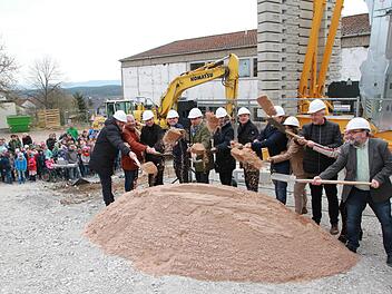 Der Spatenstich f&uuml;r die Generalsanierung der Grund- und Mittelschule Hallerndorf ist bereits im April erfolgt. Der Freistaat f&ouml;rdert die Bauma&szlig;nahmen mit 1,5 Millionen Euro.  Foto: privat