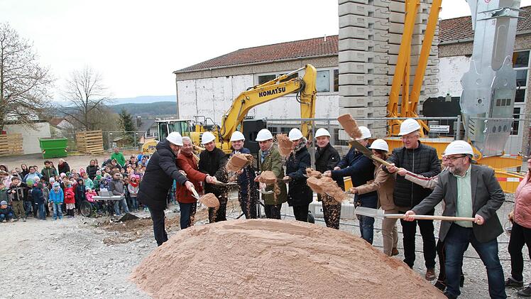 Der Spatenstich f&uuml;r die Generalsanierung der Grund- und Mittelschule Hallerndorf ist bereits im April erfolgt. Der Freistaat f&ouml;rdert die Bauma&szlig;nahmen mit 1,5 Millionen Euro.  Foto: privat