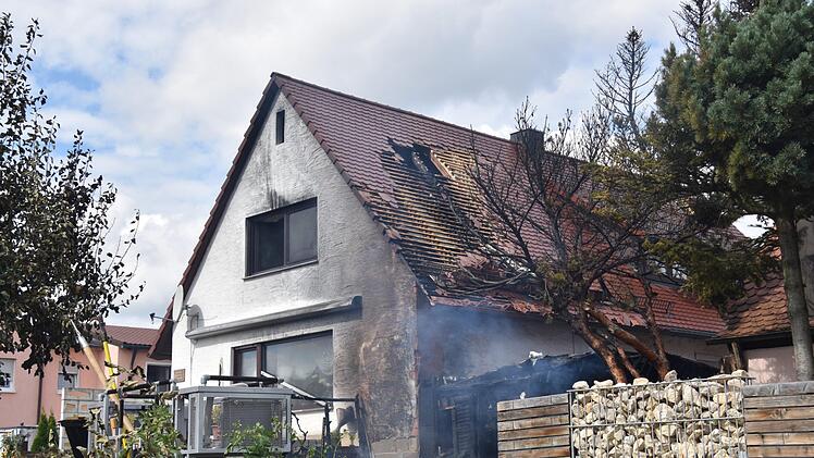 In Zirndorf ist ein Feuer in einer Gartenhütte ausgebrochen. Die Flammen gingen sogar bis auf das Wohnhaus über, ehe die Feuerwehr den Brand unter Kontrolle bekommen konnte. Foto: NEWS5 / Maurer