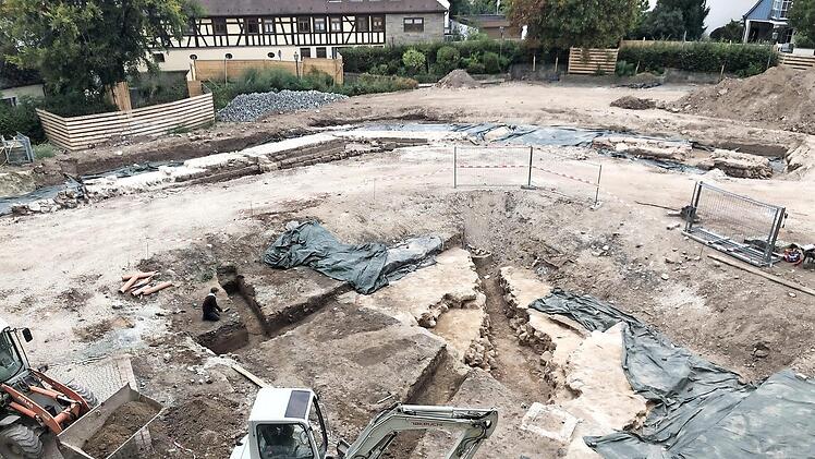 So sieht das Baufeld aktuell aus: Noch beherrschen die archäologischen Grabungen das Bild.  Foto: Stadt