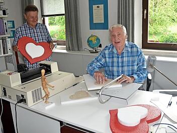 Paul Ultsch ist mit seiner Ehefrau Inge fast schon 20 Jahre ehrenamtlich als Herzen- und Kulissenbauer für die Benefizaktion "1000 Herzen" engagiert. Gerhard Burkert-Mazur (stehend) ist begeistert und sagte tausend Dank.  Foto: K.- H. Hofmann