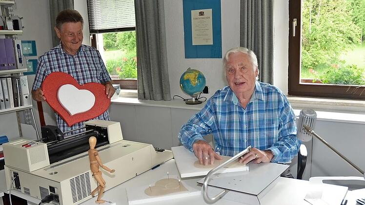 Paul Ultsch ist mit seiner Ehefrau Inge fast schon 20 Jahre ehrenamtlich als Herzen- und Kulissenbauer für die Benefizaktion "1000 Herzen" engagiert. Gerhard Burkert-Mazur (stehend) ist begeistert und sagte tausend Dank.  Foto: K.- H. Hofmann