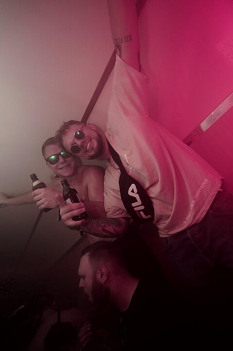 Party im Zug - Raver*innen tanzen zu Techno-Beats