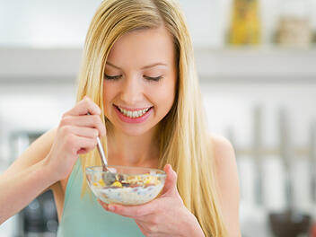 Müsli, Müsli essen, Cornflakes, Frühstück