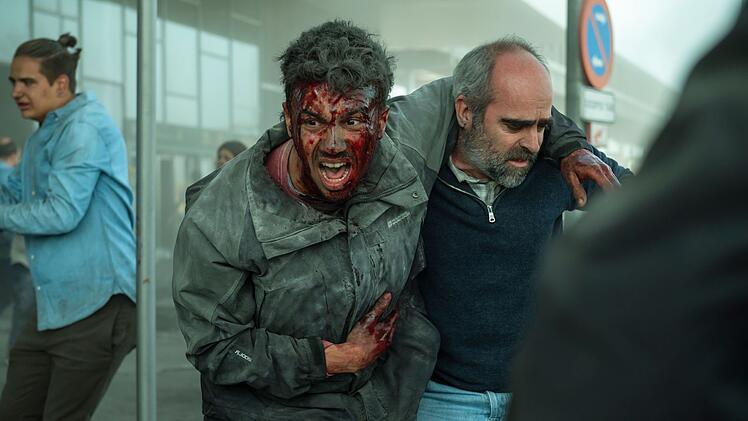 Nach einem Terroranschlag am Flughafen rettet der Taxifahrer Santiago (Luis Tosar, rechts) den Verletzen Hamza (Nourdin Batan).