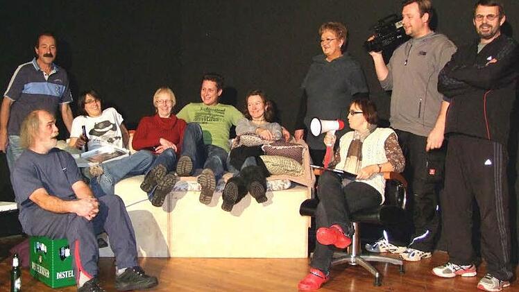 Kamera und Megafon spielen im neuen Stück der Wiesentheider Kolpingsfamilie eine wichtige Rolle. Seit Wochen wird geprobt.  Fotos: Berthold