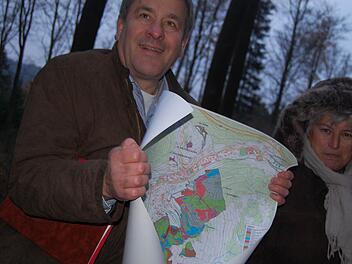 Dick eingepackt hat sich Petra Hirschmann beim Waldbegang des Stadtrates. Wilhelm Schmalen vom Amt für Ernährung, Landwirtschaft und Forsten erläuterte die Entwicklung des Waldes. Foto: Steffen Standke
