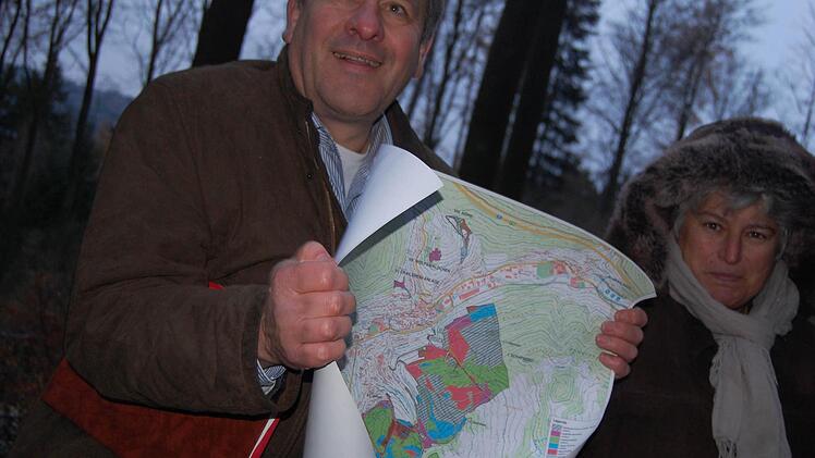 Dick eingepackt hat sich Petra Hirschmann beim Waldbegang des Stadtrates. Wilhelm Schmalen vom Amt für Ernährung, Landwirtschaft und Forsten erläuterte die Entwicklung des Waldes. Foto: Steffen Standke