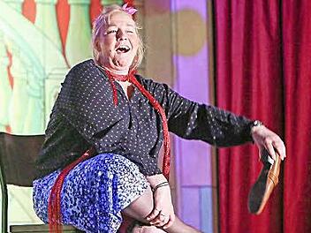 Carmen Gries als strippendes "Julchen" Foto: RiegerPress