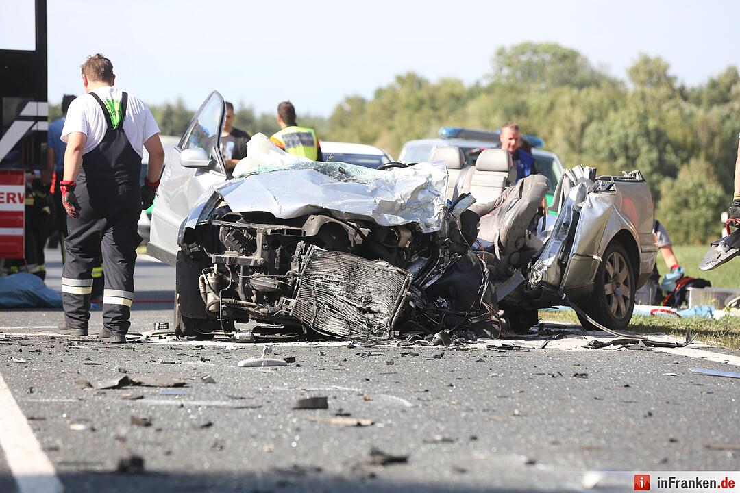 Auto kracht frontal in Lkw - 67-Jaehriger sofort tot