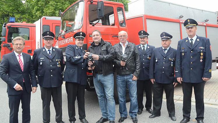 Zwei Wärmebildkameras konnten dank Spenden übergeben werden (von links): Bürgermeister Rainer Detsch, Vorsitzender Georg Wunder, Kommandant Andre Friedrich, Jürgen Lenker (Sparkasse Kulmbach-Kronach), Rainer Renk (Power Cast Zitzmann), KBM Klaus Dressel , 2. Vorsitzender Detlef Heublein und KBI Harald Schnappauf  Foto: K.- H. Hofmann
